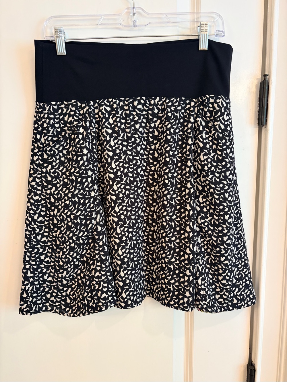 Cabi Reversible Stretch Waist Skirt Medium Black White & Multicolor Print - Picture 2 of 7